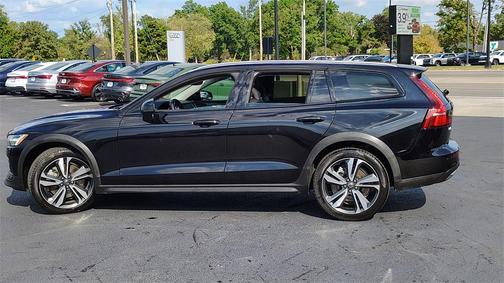 2025 Volvo V60 Cross Country B5 Plus