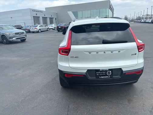 Crystal White 2023 Volvo XC40 B5 Plus Dark Theme