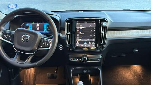 Crystal White 2023 Volvo XC40 B5 Plus Dark Theme