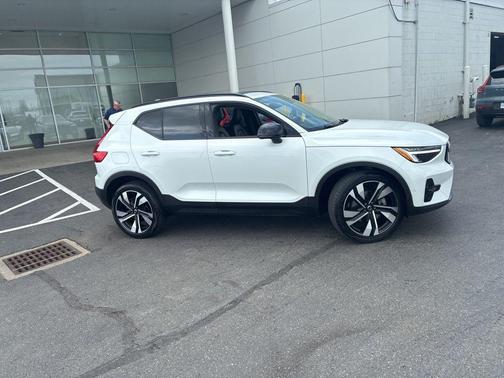 Crystal White 2023 Volvo XC40 B5 Plus Dark Theme