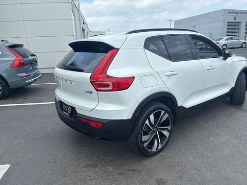 Crystal White 2023 Volvo XC40 B5 Plus Dark Theme