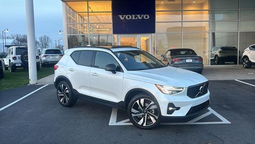 Crystal White 2023 Volvo XC40 B5 Plus Dark Theme