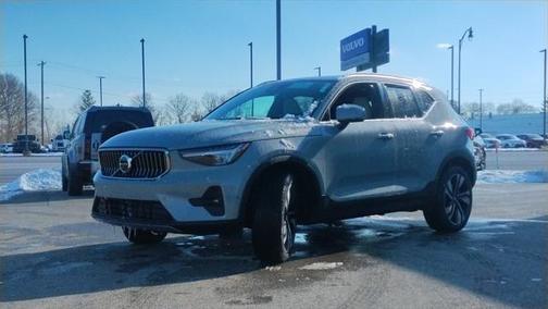2025 Volvo XC40 B5 Plus Bright Theme