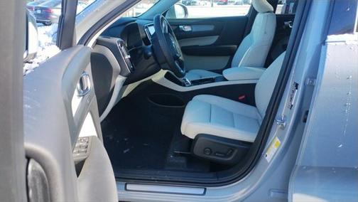 2025 Volvo XC40 B5 Plus Bright Theme