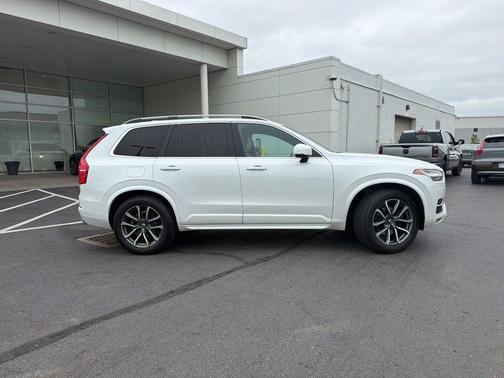 Crystal White Pearl Metallic 2017 Volvo XC90 T6 Momentum