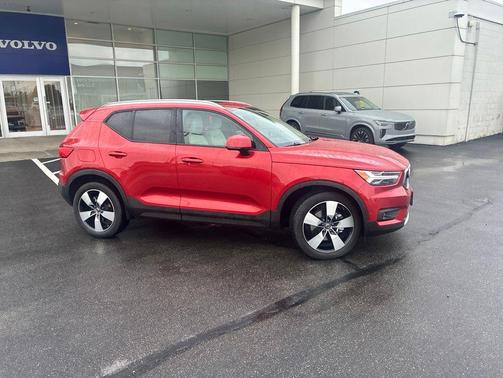 Fusion Red Metallic 2019 Volvo XC40 T5 Momentum
