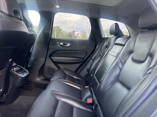 2022 Volvo XC60 B5 Inscription
