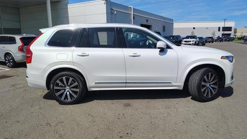 2024 Volvo XC90 B5 Plus