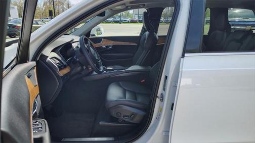 2024 Volvo XC90 B5 Plus
