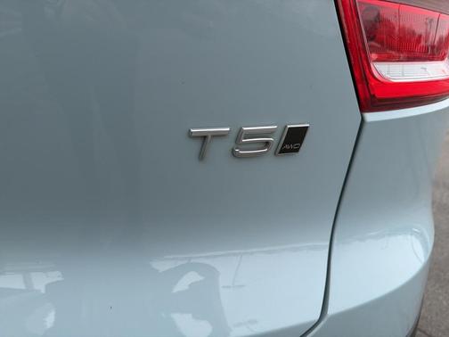 2019 Volvo XC40 T5 Momentum