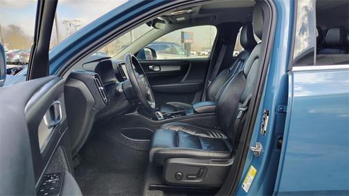 2023 Volvo XC40 B5 Plus Bright Theme