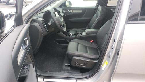 2025 Volvo XC40 B5 Ultra Dark Theme