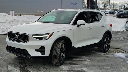 2025 Volvo XC40 B5 Core