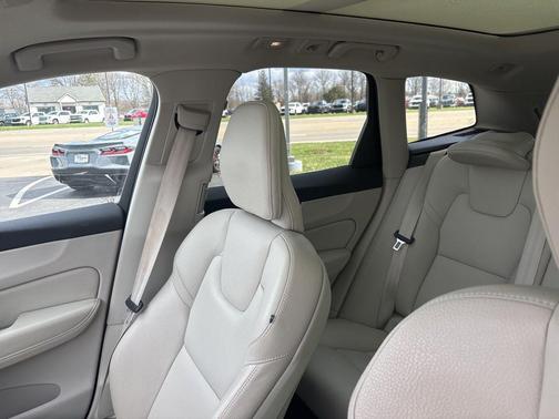 2023 Volvo XC60 B5 Plus Bright Theme