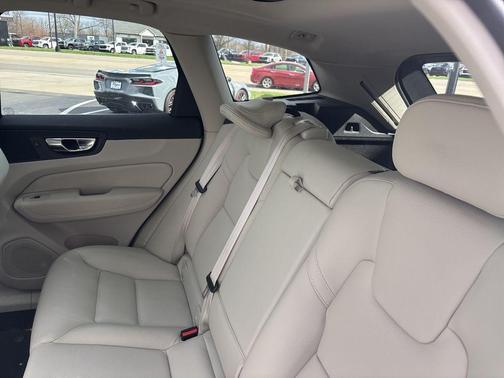 2023 Volvo XC60 B5 Plus Bright Theme