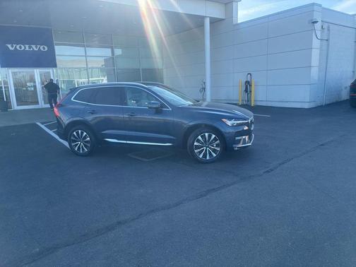 2023 Volvo XC60 B5 Plus Bright Theme