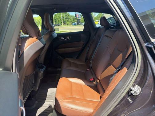 Onyx Black Metallic 2023 Volvo XC60 B5 Plus Dark Theme