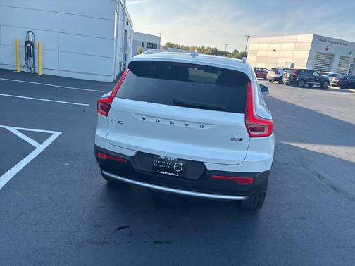 2025 Volvo XC40 B5 Plus Bright Theme