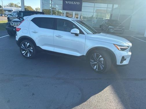 2025 Volvo XC40 B5 Plus Bright Theme