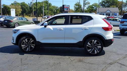 2025 Volvo XC40 B5 Plus Bright Theme