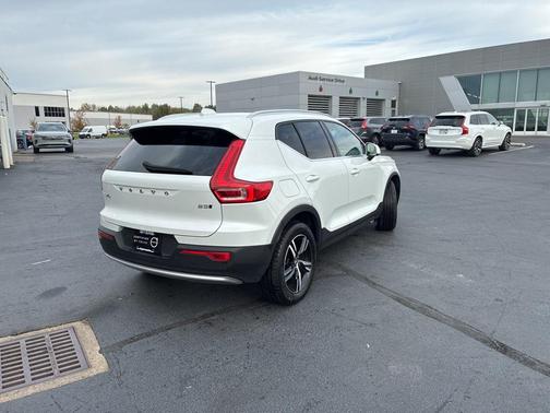 2025 Volvo XC40 B5 Core