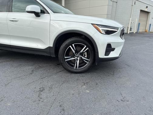 2025 Volvo XC40 B5 Core
