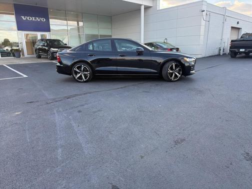 2023 Volvo S60 B5 Core Dark Theme