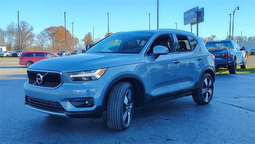 2021 Volvo XC40 T5 Momentum