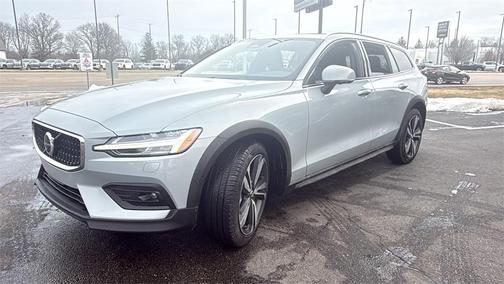 2025 Volvo V60 Cross Country B5 Plus