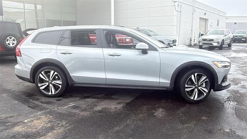 2025 Volvo V60 Cross Country B5 Plus