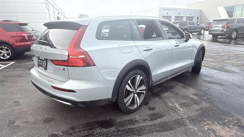 2025 Volvo V60 Cross Country B5 Plus