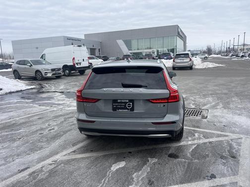 2025 Volvo V60 Cross Country B5 Plus