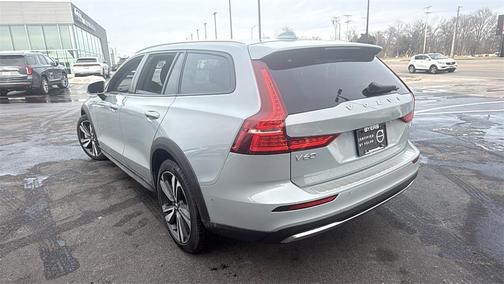 2025 Volvo V60 Cross Country B5 Plus