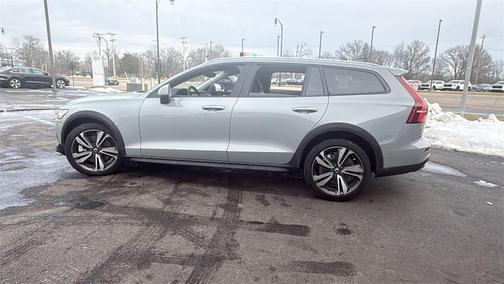 2025 Volvo V60 Cross Country B5 Plus