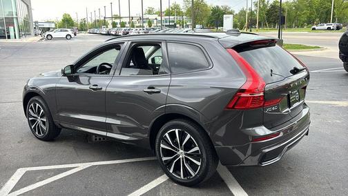 Platinum Gray Metallic 2025 Volvo XC60 B5 Plus