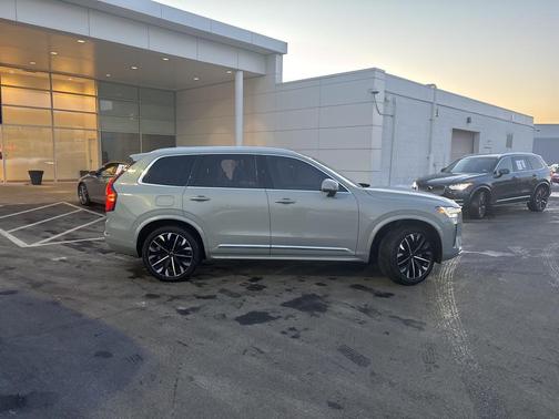 2025 Volvo XC90 B5 Plus
