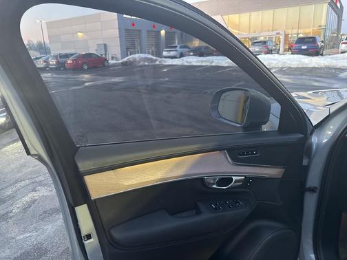 2025 Volvo XC90 B5 Plus