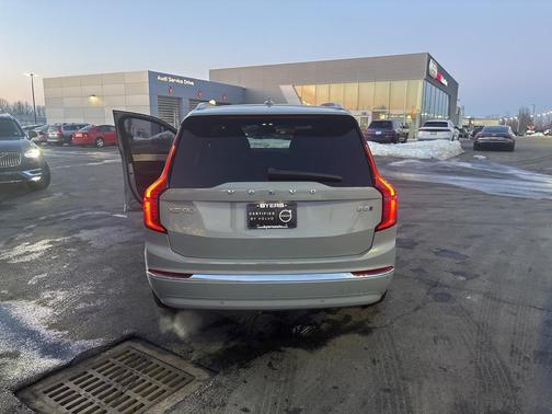 2025 Volvo XC90 B5 Plus