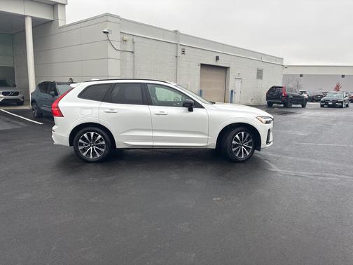 2025 Volvo XC60 B5 Plus