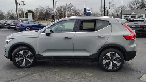 2025 Volvo XC40 B5 Plus Bright Theme