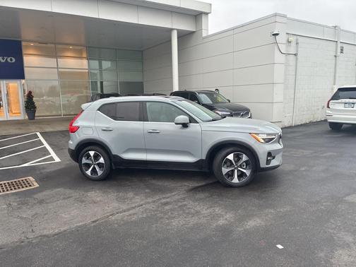 2025 Volvo XC40 B5 Plus Bright Theme