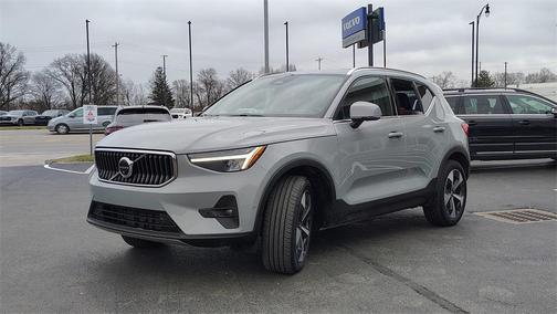 2025 Volvo XC40 B5 Plus Bright Theme