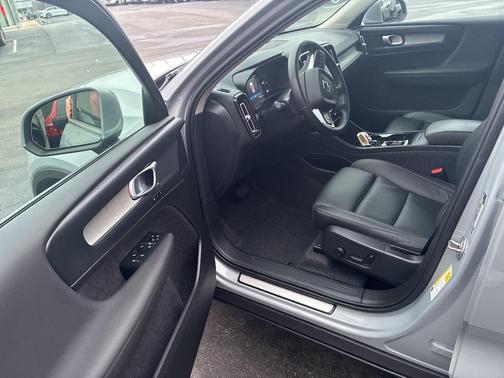 2025 Volvo XC40 B5 Plus Bright Theme