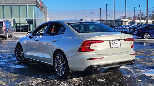 2021 Volvo S60 T6 Momentum