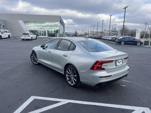 2021 Volvo S60 T6 Momentum