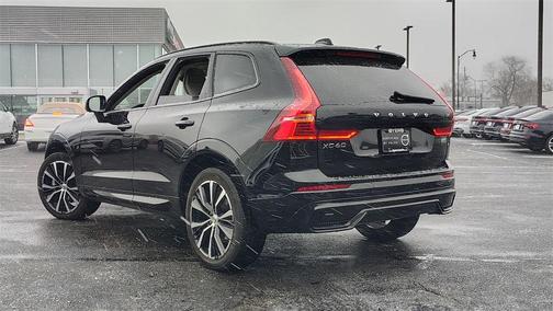 2023 Volvo XC60 B5 Plus Dark Theme