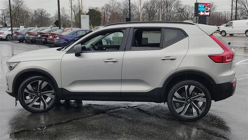 2025 Volvo XC40 B5 Plus Dark Theme