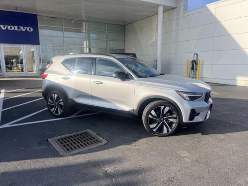 2025 Volvo XC40 B5 Plus Dark Theme