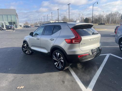 2025 Volvo XC40 B5 Plus Dark Theme