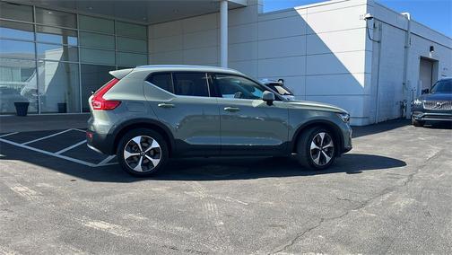 2025 Volvo XC40 B5 Plus Bright Theme